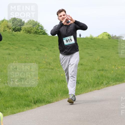 04.05.2025 - 8. Wedeler Halbmarathon Lena Gebhardt http://msf.ph/oto/7841341 04.05.2025 11:55:05 Laufen 070, 915, 431 meine-sportfotos.de