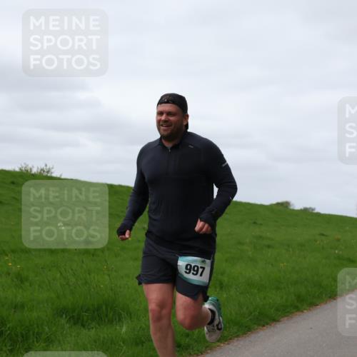 04.05.2025 - 8. Wedeler Halbmarathon Yannick Fuchs http://msf.ph/oto/7841359 04.05.2025 11:49:04 Laufen 997, 725 meine-sportfotos.de