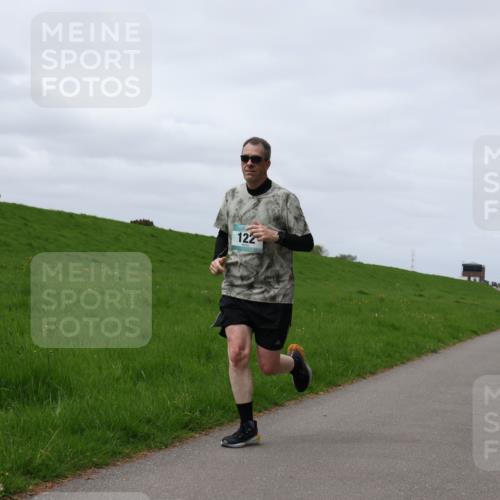 04.05.2025 - 8. Wedeler Halbmarathon Yannick Fuchs http://msf.ph/oto/7841540 04.05.2025 11:49:21 Laufen 122 meine-sportfotos.de