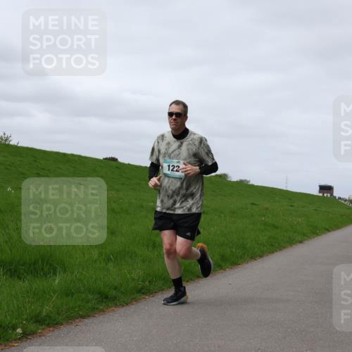 04.05.2025 - 8. Wedeler Halbmarathon Yannick Fuchs http://msf.ph/oto/7841541 04.05.2025 11:49:22 Laufen 122 meine-sportfotos.de