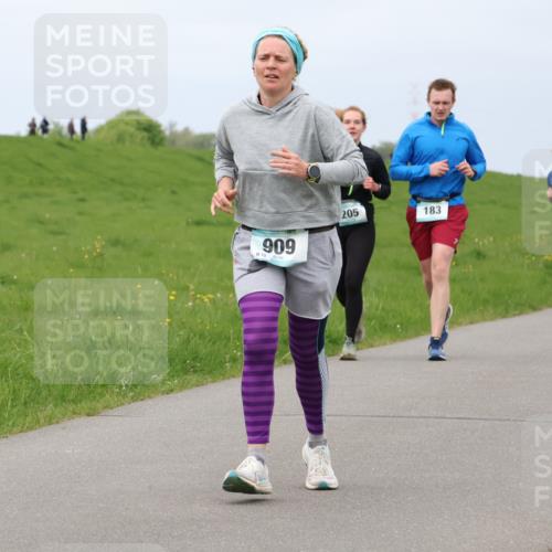 04.05.2025 - 8. Wedeler Halbmarathon Lena Gebhardt http://msf.ph/oto/7841805 04.05.2025 11:59:35 Laufen 909, 72, 205, 183, 223, 261 meine-sportfotos.de
