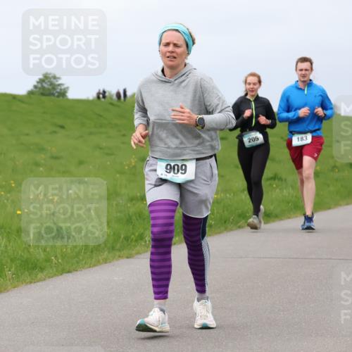 04.05.2025 - 8. Wedeler Halbmarathon Lena Gebhardt http://msf.ph/oto/7841808 04.05.2025 11:59:36 Laufen 909, 72, 205, 183, 223, 261 meine-sportfotos.de