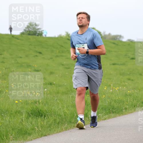 04.05.2025 - 8. Wedeler Halbmarathon Lena Gebhardt http://msf.ph/oto/7841983 04.05.2025 12:01:27 Laufen 819 meine-sportfotos.de