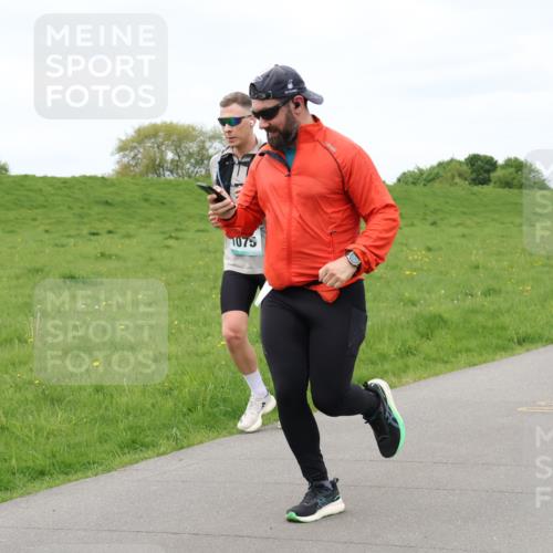 04.05.2025 - 8. Wedeler Halbmarathon Lena Gebhardt http://msf.ph/oto/7842061 04.05.2025 12:02:33 Laufen 1075 meine-sportfotos.de