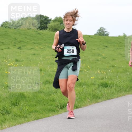 04.05.2025 - 8. Wedeler Halbmarathon Lena Gebhardt http://msf.ph/oto/7842115 04.05.2025 12:03:53 Laufen 10, 250, 444 meine-sportfotos.de