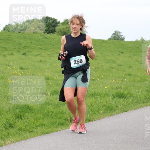 04.05.2025 - 8. Wedeler Halbmarathon Lena Gebhardt http://msf.ph/oto/7842117 04.05.2025 12:03:53 Laufen 250, 444 meine-sportfotos.de