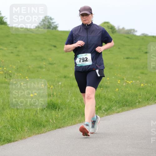04.05.2025 - 8. Wedeler Halbmarathon Lena Gebhardt http://msf.ph/oto/7842196 04.05.2025 12:05:16 Laufen 792 meine-sportfotos.de