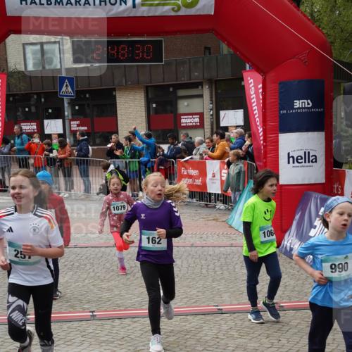 04.05.2025 - 8. Wedeler Halbmarathon Felixshl http://msf.ph/oto/7842229 04.05.2025 12:48:28 Ziel 162, 257, 614, 990, 1064, 1079, 1178 meine-sportfotos.de