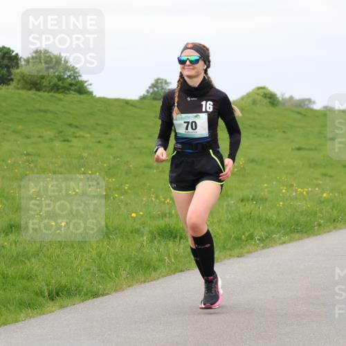 04.05.2025 - 8. Wedeler Halbmarathon Lena Gebhardt http://msf.ph/oto/7842232 04.05.2025 12:05:23 Laufen 70, 16 meine-sportfotos.de