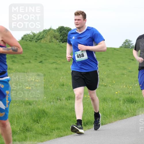 04.05.2025 - 8. Wedeler Halbmarathon Lena Gebhardt http://msf.ph/oto/7842276 04.05.2025 12:07:12 Laufen 658, 657 meine-sportfotos.de