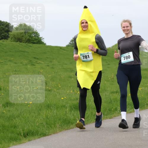 04.05.2025 - 8. Wedeler Halbmarathon Lena Gebhardt http://msf.ph/oto/7842288 04.05.2025 12:07:19 Laufen 781, 780 meine-sportfotos.de