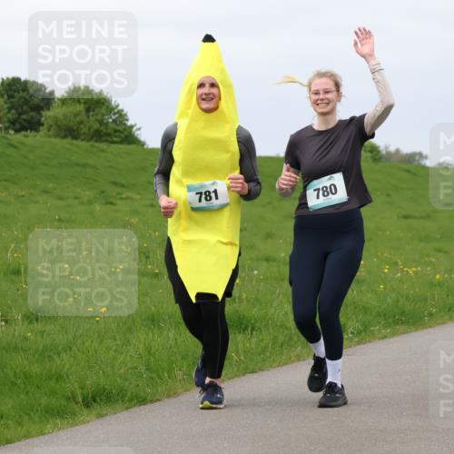 04.05.2025 - 8. Wedeler Halbmarathon Lena Gebhardt http://msf.ph/oto/7842291 04.05.2025 12:07:19 Laufen 781, 780 meine-sportfotos.de