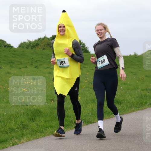 04.05.2025 - 8. Wedeler Halbmarathon Lena Gebhardt http://msf.ph/oto/7842295 04.05.2025 12:07:20 Laufen 781, 780 meine-sportfotos.de