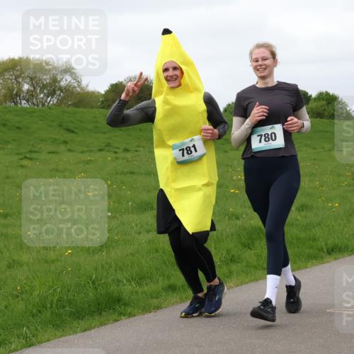 04.05.2025 - 8. Wedeler Halbmarathon Lena Gebhardt http://msf.ph/oto/7842298 04.05.2025 12:07:21 Laufen 781, 780 meine-sportfotos.de