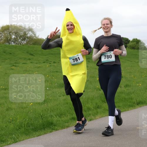 04.05.2025 - 8. Wedeler Halbmarathon Lena Gebhardt http://msf.ph/oto/7842299 04.05.2025 12:07:21 Laufen 781, 780 meine-sportfotos.de
