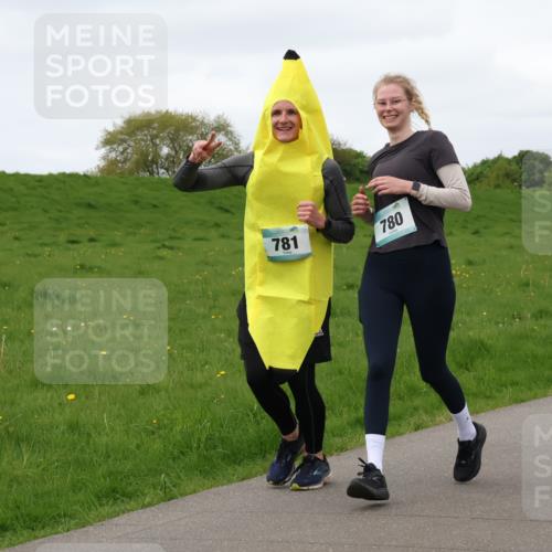 04.05.2025 - 8. Wedeler Halbmarathon Lena Gebhardt http://msf.ph/oto/7842300 04.05.2025 12:07:22 Laufen 781, 780 meine-sportfotos.de