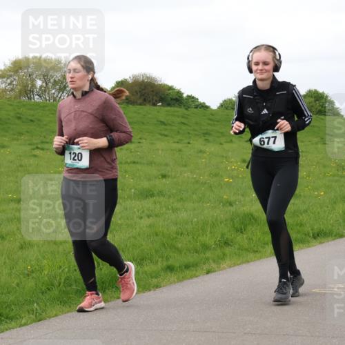 04.05.2025 - 8. Wedeler Halbmarathon Lena Gebhardt http://msf.ph/oto/7842332 04.05.2025 12:07:49 Laufen 20, 120, 677 meine-sportfotos.de