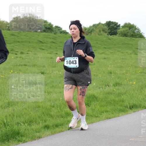 04.05.2025 - 8. Wedeler Halbmarathon Lena Gebhardt http://msf.ph/oto/7842360 04.05.2025 12:09:35 Laufen 1043, 1042 meine-sportfotos.de