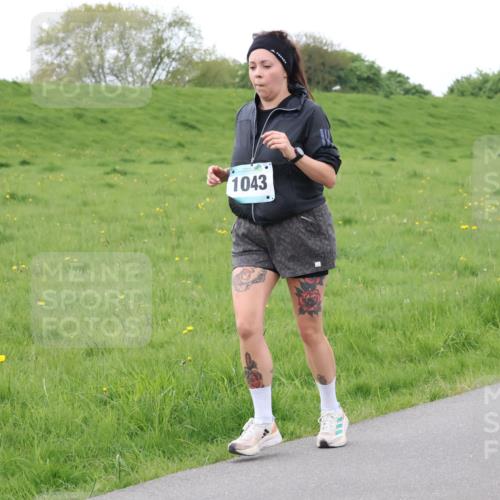 04.05.2025 - 8. Wedeler Halbmarathon Lena Gebhardt http://msf.ph/oto/7842363 04.05.2025 12:09:36 Laufen 1043 meine-sportfotos.de