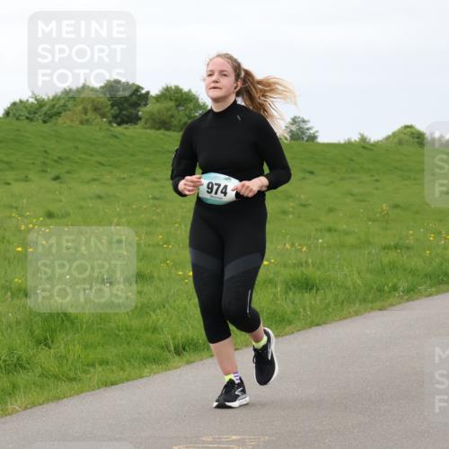 04.05.2025 - 8. Wedeler Halbmarathon Lena Gebhardt http://msf.ph/oto/7842383 04.05.2025 12:10:09 Laufen 974 meine-sportfotos.de