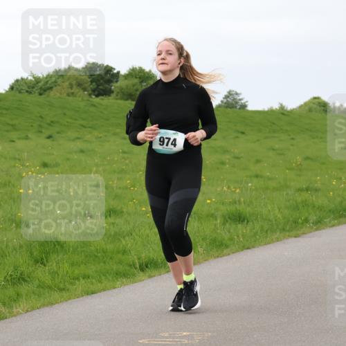 04.05.2025 - 8. Wedeler Halbmarathon Lena Gebhardt http://msf.ph/oto/7842384 04.05.2025 12:10:09 Laufen 974 meine-sportfotos.de