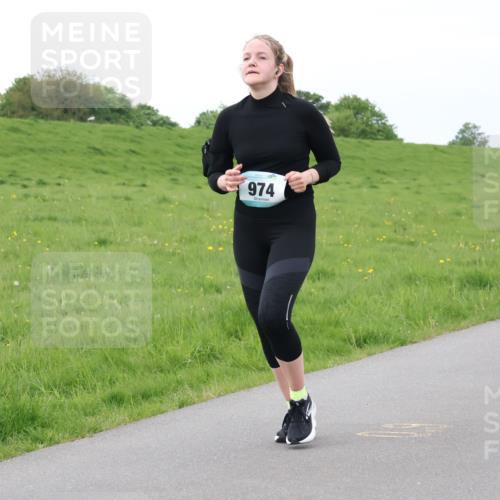 04.05.2025 - 8. Wedeler Halbmarathon Lena Gebhardt http://msf.ph/oto/7842385 04.05.2025 12:10:10 Laufen 974 meine-sportfotos.de
