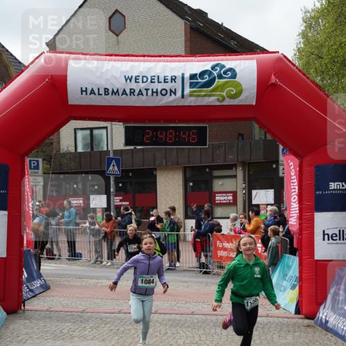 04.05.2025 - 8. Wedeler Halbmarathon Felixshl http://msf.ph/oto/7842394 04.05.2025 12:48:44 Ziel 1140, 1172, 1182, 1190 meine-sportfotos.de