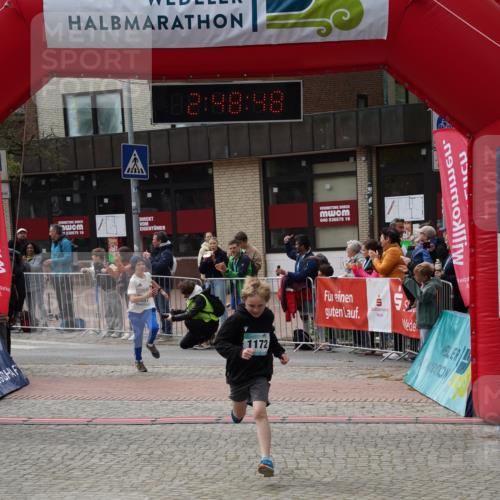 04.05.2025 - 8. Wedeler Halbmarathon Felixshl http://msf.ph/oto/7842409 04.05.2025 12:48:46 Ziel 857, 1172, 1182, 1190 meine-sportfotos.de