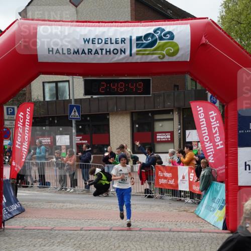 04.05.2025 - 8. Wedeler Halbmarathon Felixshl http://msf.ph/oto/7842429 04.05.2025 12:48:47 Ziel 42, 857, 1172, 1190 meine-sportfotos.de