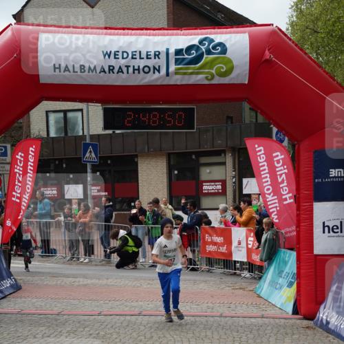 04.05.2025 - 8. Wedeler Halbmarathon Felixshl http://msf.ph/oto/7842434 04.05.2025 12:48:48 Ziel 42, 43, 857, 1061, 1172, 1190 meine-sportfotos.de