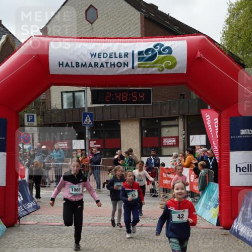 04.05.2025 - 8. Wedeler Halbmarathon Felixshl http://msf.ph/oto/7842476 04.05.2025 12:48:52 Ziel 42, 43, 857, 905, 1061, 1069, 1107 meine-sportfotos.de