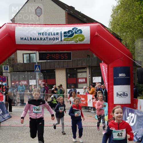 04.05.2025 - 8. Wedeler Halbmarathon Felixshl http://msf.ph/oto/7842492 04.05.2025 12:48:52 Ziel 42, 43, 857, 905, 1061, 1069, 1107 meine-sportfotos.de