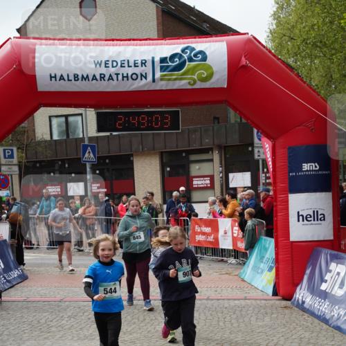 04.05.2025 - 8. Wedeler Halbmarathon Felixshl http://msf.ph/oto/7842585 04.05.2025 12:49:01 Ziel 15, 486, 544, 845, 907, 956 meine-sportfotos.de