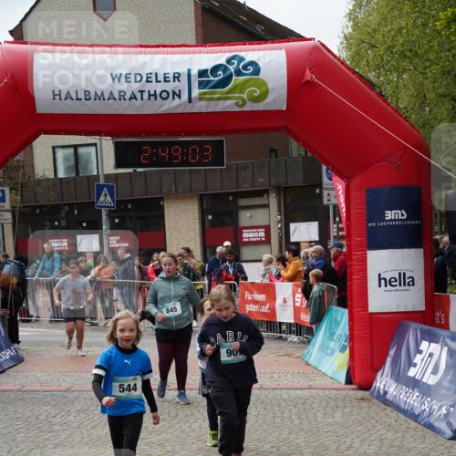 04.05.2025 - 8. Wedeler Halbmarathon Felixshl http://msf.ph/oto/7842590 04.05.2025 12:49:01 Ziel 15, 486, 544, 845, 907, 956 meine-sportfotos.de