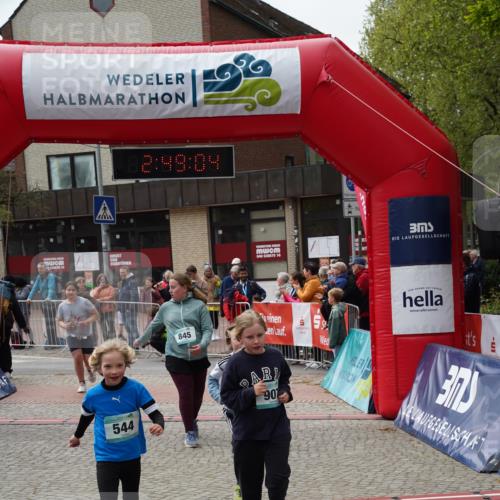 04.05.2025 - 8. Wedeler Halbmarathon Felixshl http://msf.ph/oto/7842598 04.05.2025 12:49:02 Ziel 15, 486, 544, 845, 907, 956 meine-sportfotos.de