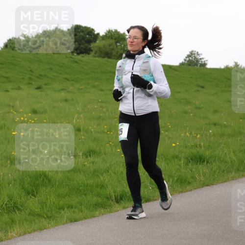 04.05.2025 - 8. Wedeler Halbmarathon Lena Gebhardt http://msf.ph/oto/7842602 04.05.2025 12:25:10 Laufen 25 meine-sportfotos.de