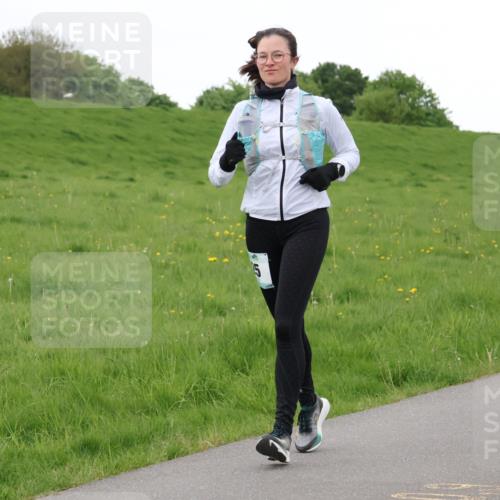 04.05.2025 - 8. Wedeler Halbmarathon Lena Gebhardt http://msf.ph/oto/7842604 04.05.2025 12:25:11 Laufen  meine-sportfotos.de