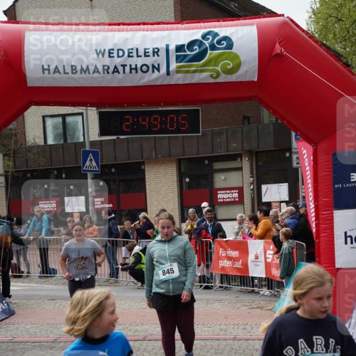 04.05.2025 - 8. Wedeler Halbmarathon Felixshl http://msf.ph/oto/7842606 04.05.2025 12:49:03 Ziel 15, 486, 544, 845, 907, 956 meine-sportfotos.de