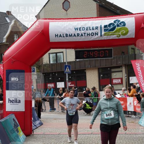 04.05.2025 - 8. Wedeler Halbmarathon Felixshl http://msf.ph/oto/7842630 04.05.2025 12:49:04 Ziel 15, 486, 544, 845, 907 meine-sportfotos.de