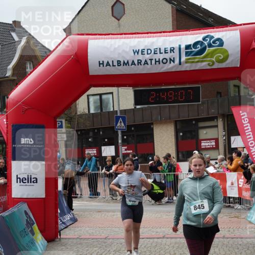 04.05.2025 - 8. Wedeler Halbmarathon Felixshl http://msf.ph/oto/7842637 04.05.2025 12:49:05 Ziel 15, 486, 544, 845, 907 meine-sportfotos.de
