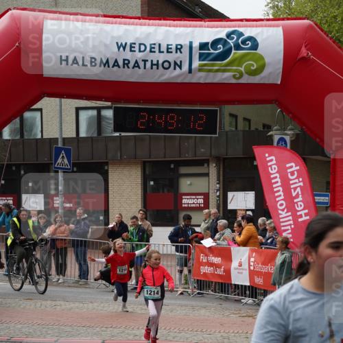 04.05.2025 - 8. Wedeler Halbmarathon Felixshl http://msf.ph/oto/7842639 04.05.2025 12:49:09 Ziel 486, 1214, 1216 meine-sportfotos.de
