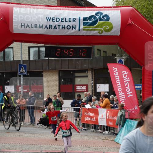 04.05.2025 - 8. Wedeler Halbmarathon Felixshl http://msf.ph/oto/7842640 04.05.2025 12:49:09 Ziel 486, 1214, 1216 meine-sportfotos.de
