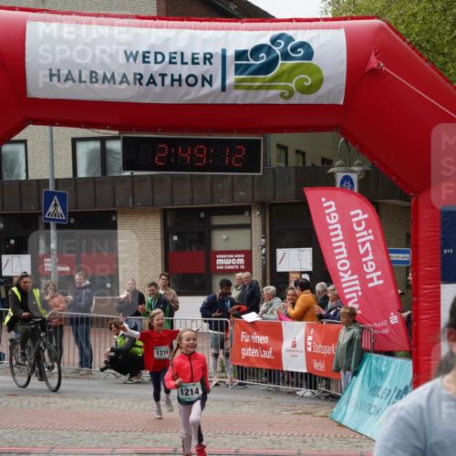 04.05.2025 - 8. Wedeler Halbmarathon Felixshl http://msf.ph/oto/7842641 04.05.2025 12:49:10 Ziel 1214, 1216 meine-sportfotos.de