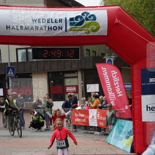 04.05.2025 - 8. Wedeler Halbmarathon Felixshl http://msf.ph/oto/7842644 04.05.2025 12:49:10 Ziel 1214, 1216 meine-sportfotos.de