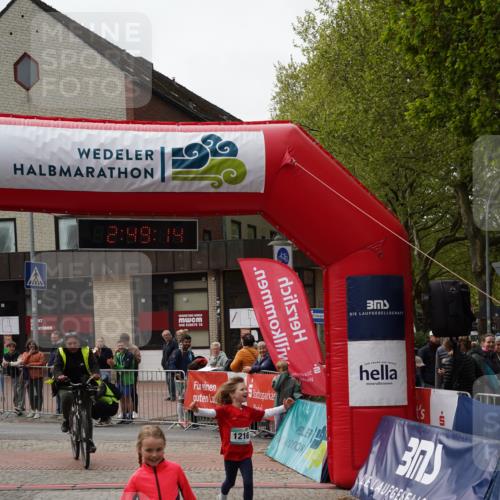 04.05.2025 - 8. Wedeler Halbmarathon Felixshl http://msf.ph/oto/7842646 04.05.2025 12:49:11 Ziel 1214, 1216 meine-sportfotos.de