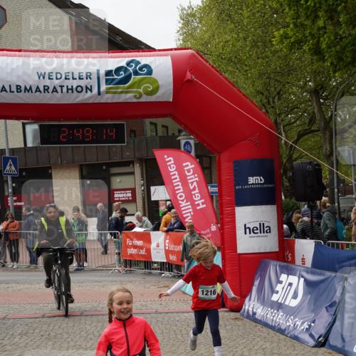 04.05.2025 - 8. Wedeler Halbmarathon Felixshl http://msf.ph/oto/7842650 04.05.2025 12:49:12 Ziel 1214, 1216 meine-sportfotos.de