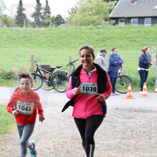 04.05.2025 - 8. Wedeler Halbmarathon Lena Gebhardt http://msf.ph/oto/7842750 04.05.2025 11:21:12 Laufen  meine-sportfotos.de