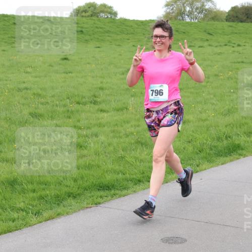 04.05.2025 - 8. Wedeler Halbmarathon Lena Gebhardt http://msf.ph/oto/7842826 04.05.2025 11:25:40 Laufen  meine-sportfotos.de