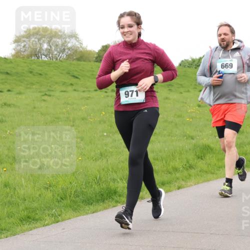 04.05.2025 - 8. Wedeler Halbmarathon Lena Gebhardt http://msf.ph/oto/7842852 04.05.2025 11:27:46 Laufen  meine-sportfotos.de