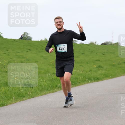 04.05.2025 - 8. Wedeler Halbmarathon Lena Gebhardt http://msf.ph/oto/7842887 04.05.2025 11:31:19 Laufen  meine-sportfotos.de